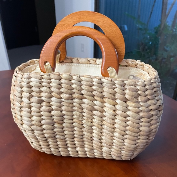 Cute straw/raffia handbag with zipper closure on top and double plastic handles. - Picture 2 of 8